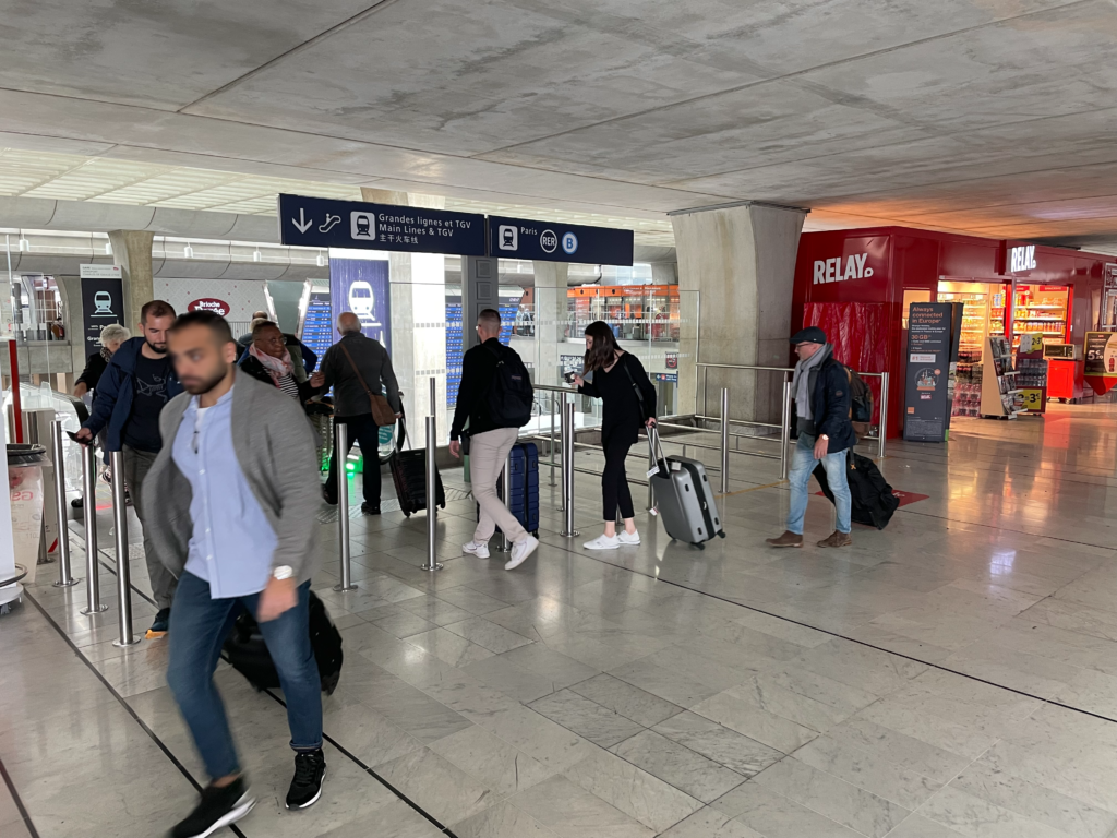 駅へ向かうエスカレーター